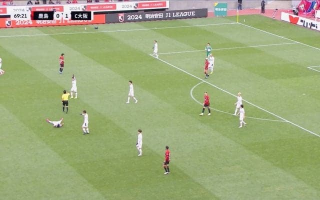 何が起こった？チームのエースがピッチで突然大の字に倒れてスタジアム騒然！駆け寄った香川真司も交代ジェスチャー…一度は試合続行も再度負傷交代にファンは「無理しないで」「怪我はいたい」