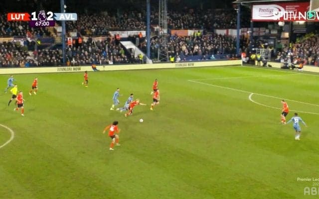 日本代表DF・橋岡大樹が迫力のヘディングやデュエルで魅せた瞬間！ プレミアリーグ・デビュー戦の出来に「小さな宝石」「ハシオカ投入でチームは改善」など海外メディア＆ファンが高評価