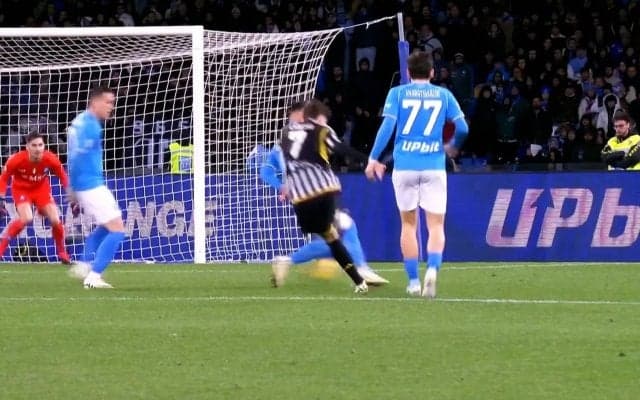 「天才きた！」「いかちぃ！」地を這う股抜きゴラッソが炸裂した瞬間 ユヴェントスFWの超精密な右足一閃にファン大興奮「そこ通すか」「コース完璧」