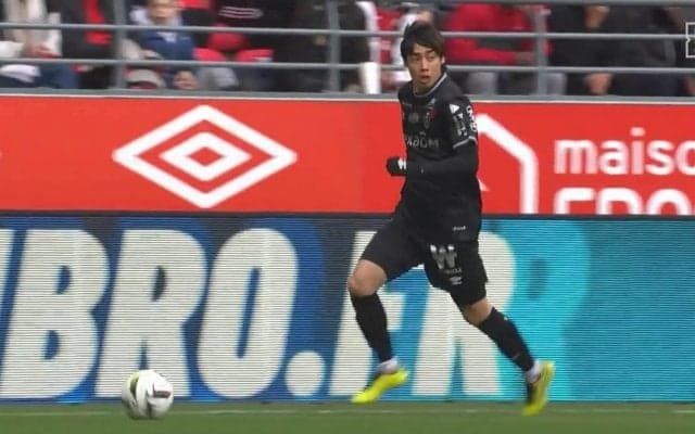 「視野広すぎ」「そこ出せる？」伊東純也のスルーパスが凄すぎると話題に 仕掛けると見せかけて、急停止で相手2人を翻弄し絶好の位置へ…パスセンスとスピードが圧巻過ぎた瞬間