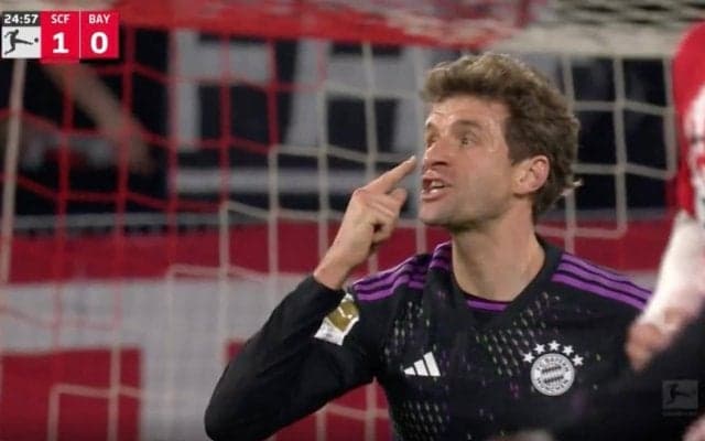 審判の判定にブチギレ！「ちゃんと見ろよ」「どこに目ついてるんだ！」血管が切れるレベルに大激怒する瞬間　倒されたバイエルンFWがノーファウルに荒れ狂う！PK獲得か？ギリギリのプレー