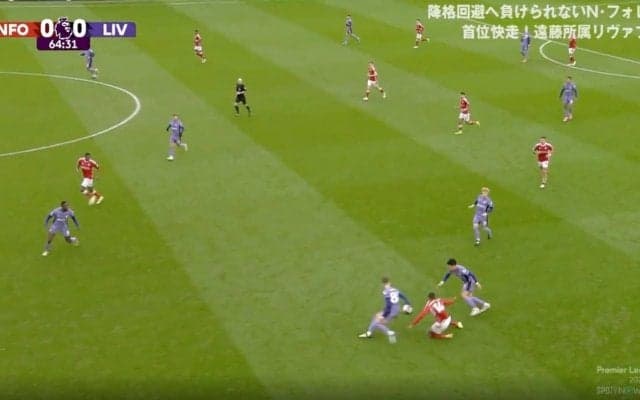 「やりたい放題だな！」「もはや意味不明」リバプール遠藤航が痛恨のパスミス！→自分のミスを速攻で回収する“強烈タックル”を炸裂した瞬間　ファンが総ツッコミした“自作自演”デュエル