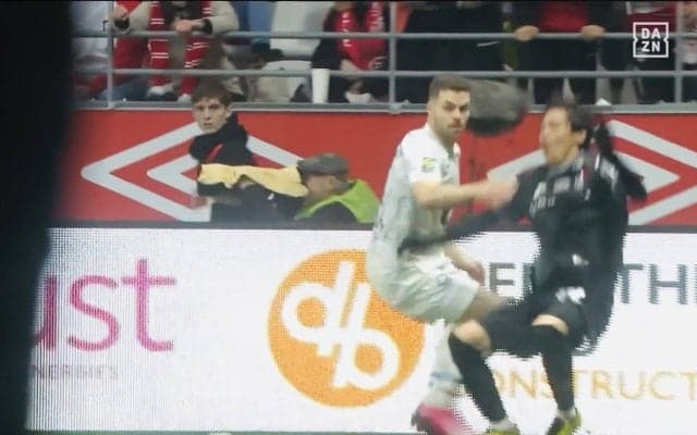 「かっこよすぎて涙出た」伊東純也、強烈張り手を喰らった瞬間！ライン際をぶち抜く高速ドリブル突破を相手DFが“張り手”で全力阻止→イエロー誘発でチャンスメイク「意味わからんくらいうまい」