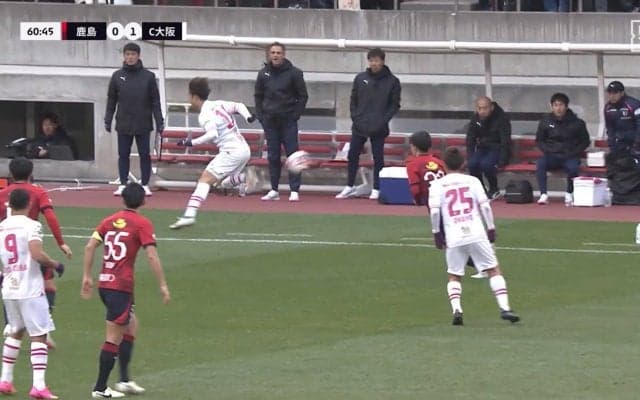 「はじめてみた！」「今のなに？」セクシー過ぎる“空中ダイレクトヒールパス”にSNS騒然　“浪速のグリーリッシュ”が後ろ向きのままノールックでスルーパス「やばいって」「覚醒してる」