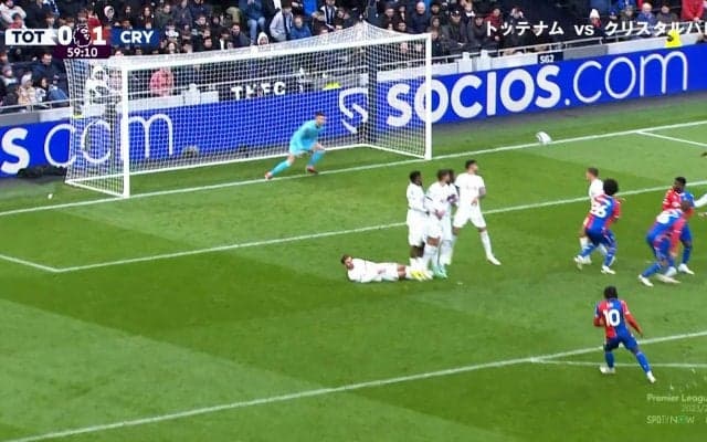 プレミアリーグ最強GKもお手上げ…“ファーサイドにズドン”の直接FKゴールが炸裂した瞬間！解説も思わず絶叫した衝撃弾 トッテナムは“新進気鋭の10番”にますます惚れ込む？