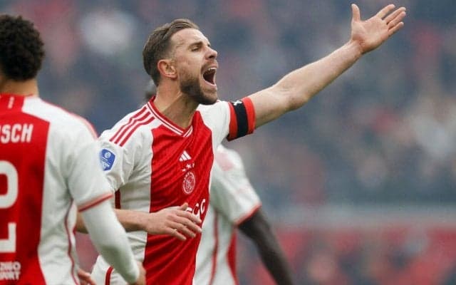 「サッカー少年に見てほしい」「これは燃える」アヤックスのヘンダーソンが見せた執念のプレーと魂の雄叫びが話題に「熱い男だ」