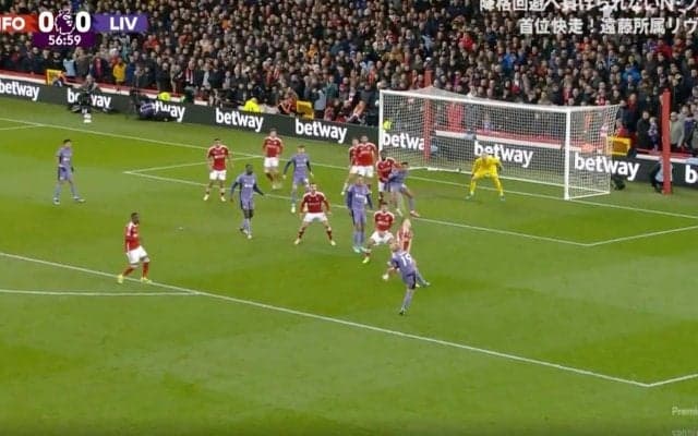 「死ぬだろ…」「怖っ！」爆速すぎる“殺人級”弾丸ボレーが顔面を撃ち抜いた衝撃の瞬間　相手DFに至近距離からシュートをブッ放して直撃