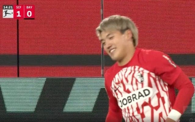 堂安律がイラッ… 半ギレするしかないファウルで潰された！激しいプレスに1人でドリブル突破を狙う　王者・バイエルンのレジェンドが手を出して止めるレベル