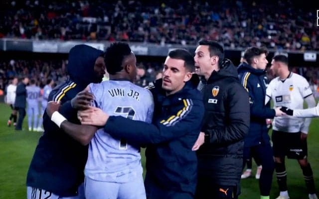 疑惑の判定にブチギレ！ ブラジル代表FWが殴らんばかりの権幕で相手に襲いかかる恐怖のシーン…マドリードが公式批判した「前代未聞のゴール取り消し」で大乱闘勃発