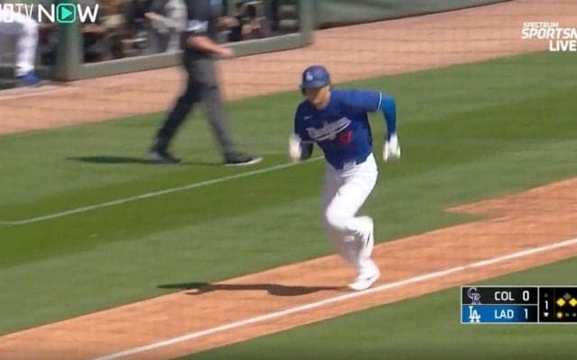 「ぶつかったら死ぬな…」「怖っ！」大谷翔平が急加速して猛突進→ド迫力すぎる“爆速タッチアップ”が炸裂した瞬間　走塁革命で進化したランニングにスタジアム騒然