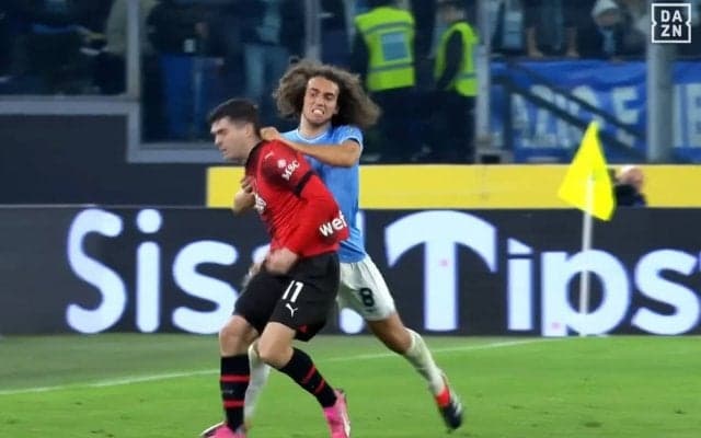 ファウルにブチギレ→両手で殴って突き飛ばして一発レッドカードの瞬間！カオスすぎる３人目の退場者…「報復行為はレッド」「イエローでよかった」などファンの意見は割れる