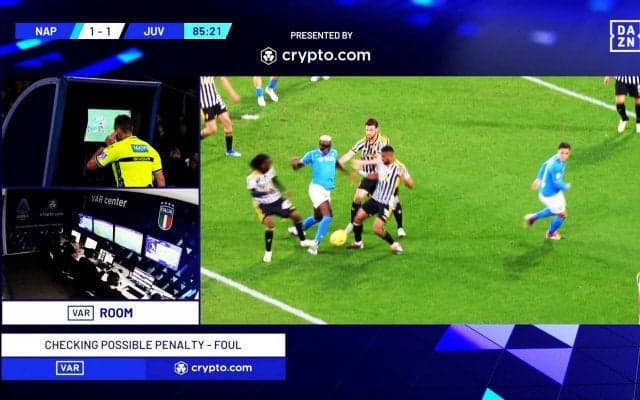 「ガッツリ踏んでる」「やっちまった」18歳逸材MFに起こった悪夢の瞬間…痛恨のPK献上に現地メディアが「最悪の交代選手」と戦犯扱い→本人は「全責任を負う」と謝罪