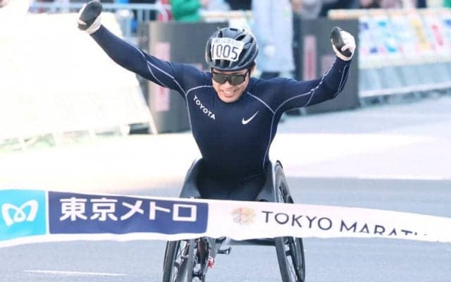 「パリでマラソンのメダルを」進化中の鈴木朋樹が好タイムで東京マラソン・男子車いす制す
