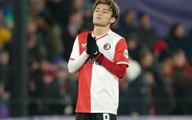 「夫婦揃って素敵」上田綺世が花束を持つ姿に反響！妻・由布菜月さんとのお揃い投稿が話題！「同じとこで写真撮ってる！」