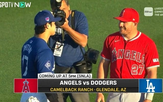 「大谷さんの体の預け方が弟になってる。泣いてまう」大谷翔平、現地カメラが捉えていたトラウトとの“胸アツ”場面に反響 「2人合わせて5タイムMVP」実況も感慨深げ