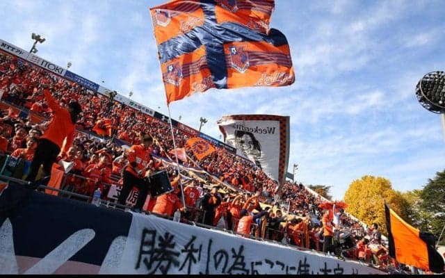 大宮の杉本健勇がスタッフの雪かきをお手伝い！しかし予想外の軽装にはツッコミが入る「チャレンジャーやな」「やっぱり只者じゃない」