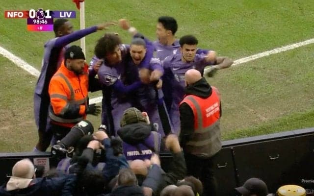 壁を蹴ってブチ壊す！制止を振り払って大暴れ「怖すぎるだろ」「ヤバいなw」 アウェイのスタンドに爆走して壁キック→大絶叫で煽りまくる瞬間　リバプールFWの劇的弾にスタジアム騒然