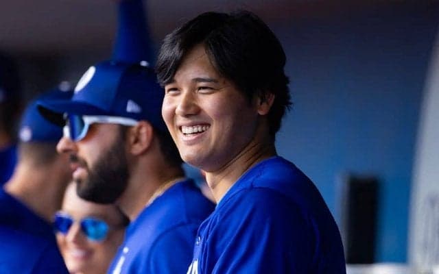 大谷翔平をニッコリ笑顔にさせる「ただの陽キャラ」　ベンチに出没した“実況”に爆笑続出