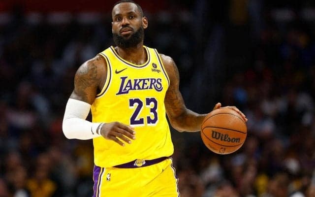 「センセーショナル」リバプールとレブロンのコラボ第2弾が発表！サッカーだけでなくバスケユニフォームも登場「本当に気に入った」