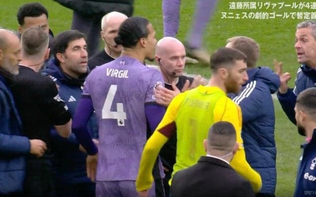 一触即発！試合終了後に最悪の事態に… 痛恨の失点にブチギレたスタッフが主審に猛抗議→カードが飛び交う瞬間　場内が大ブーイングの嵐でスタジアムが地獄絵図
