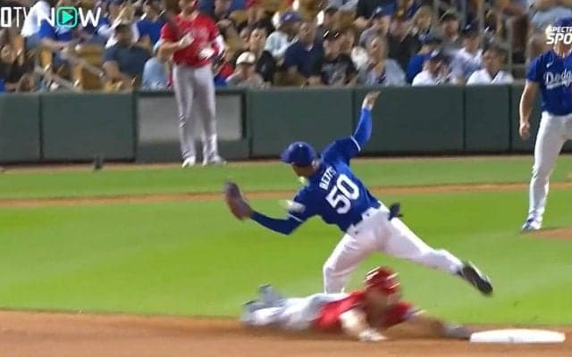 トラウト、大谷翔平が見守る中で魂のヘッスラ！ トラ兄らしい全力プレーに胸アツの瞬間