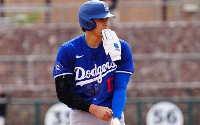 両手ヒラリ…大谷翔平の“祝福ポーズ”が「かわいい」　塁上での喜びに日米注目