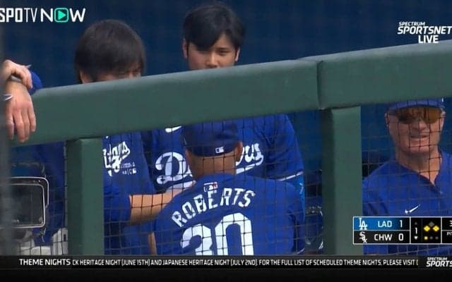 ショーヘイ、ちょっと教えてくれよ ロバーツ監督、大谷翔平に“緊急取材”乱調気味の山本由伸見てベンチで会話
