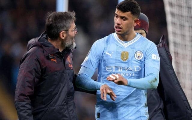 「見てられない」足を滑らせ地面に手をついたシティMFヌネスの中指があらぬ方向に…本人は元気にインスタ更新「指は大丈夫（笑）」