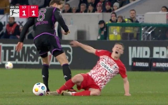 まさかの逆ギレ… あれでファウルかよ！審判どこ見てんだよ！ “強烈タックル”で2人連続吹っ飛ばした瞬間　バイエルンの闘将が怖すぎるディフェンス
