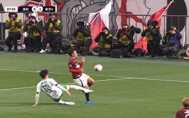「は？これがファウル？」「突っ込んだもん勝ちやな」浦和vs東京V戦、物議を醸した“PK献上”シーンに元日本代表が言及「スライディングの選択をしてはいけない」「リスク高いプレー」