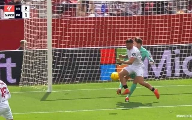 一体何をした？倒れて動けないGKが食らったのは爆速ハイプレスからの危険なショルダータックル！顎を撃ち抜く極悪プレーの一部始終