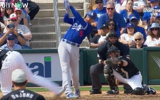 「勝負強さは大谷以上かも」「極悪打線すぎる」大谷翔平の次を打つ3番・フリーマンが驚異の“ゴルフスイング”でエグすぎる特大弾を叩き込む瞬間　山本由伸の負けを消す逆転満塁弾