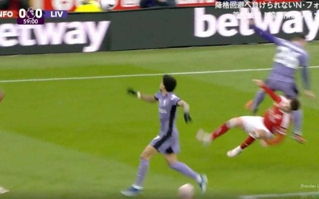 批判殺到！「死ぬだろ…」「退場させろ」 もはや交通事故レベル！猛スピードで“強烈ジャンプタックル”が顔面に直撃した瞬間　一発ノックアウトの衝撃シーン