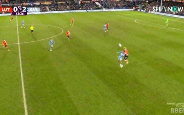 「めちゃくちゃ高い！」ルートン・タウン橋岡大樹、迫力ヘディングで“エアバトル完勝”の瞬間！ プレミアリーグ・デビュー戦で相手FWを圧倒「得意の空中戦が通用した」