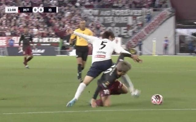 「なんでそうなる？」神戸・大迫vs柏・高嶺の激しいバトルが話題　絡まりあって転倒し喉仏を蹴られた大迫がファウル判定される展開に「2回潰してる」の声も