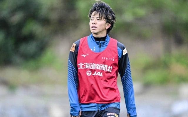 「鼻息で消そうとしてんのまじでおもろい（笑）」J1札幌MF長谷川竜也が誕生日を祝うも、突然の“ハプニング対応”にファン歓喜！「ケーキ渡すタイミングどうなの?!笑笑」の反応
