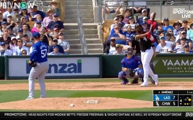 観客が逃げまどう特大飛球！「金属バットの飛び方」「怖っ…」 打った瞬間に“着弾確信”の豪快すぎるホームラン　元広島の助っ投からWソックスの大砲が放ったエグすぎる軌道の一撃