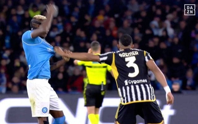 「妖怪大戦争」「掴みすぎやぞ」怪物FWと武闘派DFがド迫力バトル！ ユニホームを引っ張る→全力パンチを見舞うバチバチ対決の一部始終…セリエA因縁の一戦が燃え上がる