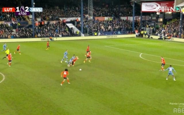 「驚いた！」橋岡大樹、爆速の強靭タックル→イングランド代表FWを吹っ飛ばした瞬間！ プレミアリーグ・デビュー戦の好守に現地と日本のファンが興奮「抑え方うますぎ」