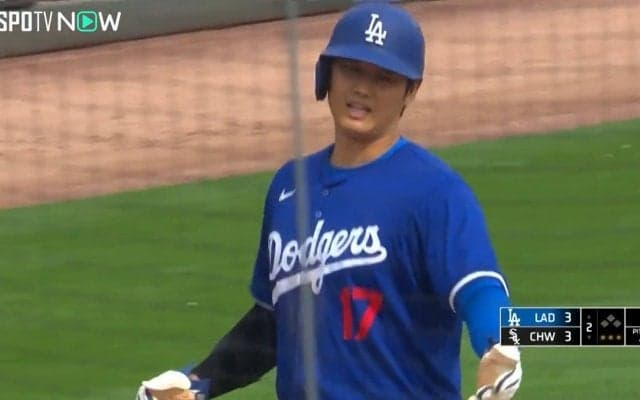 ドジャースに行っても変わらぬ気配り 大谷翔平、仲間のバットを丁寧に“お持ち帰り”数秒だけバットボーイに
