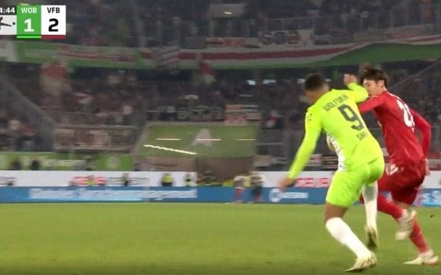 伊藤洋輝が“殴り合いレベル”の激しい球際バトル勃発！ “鬼のディフェンス”で相手FWに完全勝利をした瞬間　市場価値爆上がり男のワールドクラスのプレーが炸裂