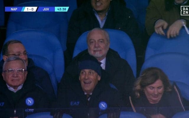 ナポリ名物会長が超ノリノリでSNSザワつく！「跳ばない奴はユベンティーノ」のチャントに乗って飛び跳ねる一部始終…「最高や」「品がない」と両クラブのファンは賛否両論