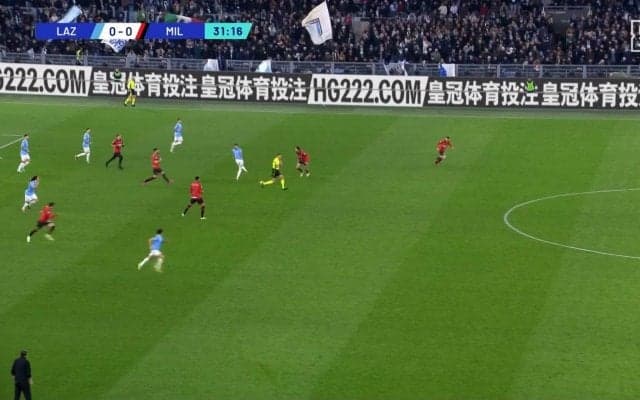 「邪魔だ！」鎌田大地ライバルが審判にブチギレ！ 速攻チャンスをレフェリーに“連続ブロック”で潰された悲劇の一部始終…「可哀想」「不運すぎる」などファン同情