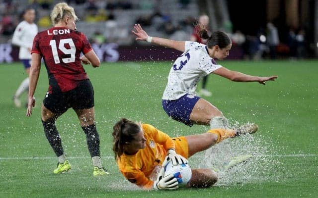 「あり得ない」「こんなのやるべきじゃない」大陸No.1を決める大会で最悪のピッチ…ボールが転がらないフィールド全体が水溜まりの大惨事「選手を危険に晒すのはおかしい」