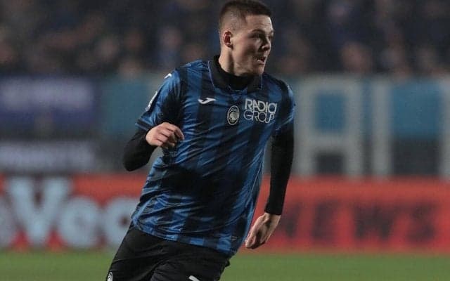 「うわっ！」ゴール裏の看板に激突して落下するアクシデント…アタランタDFがそのまま途中交代も無事