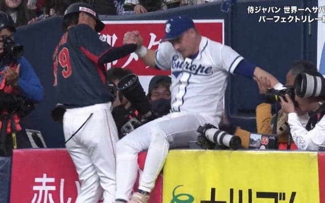 「ナイスガッツ」「ハッスル」欧州代表、魂のプレー！カメラ席突入も恐れぬファイトに温かい拍手
