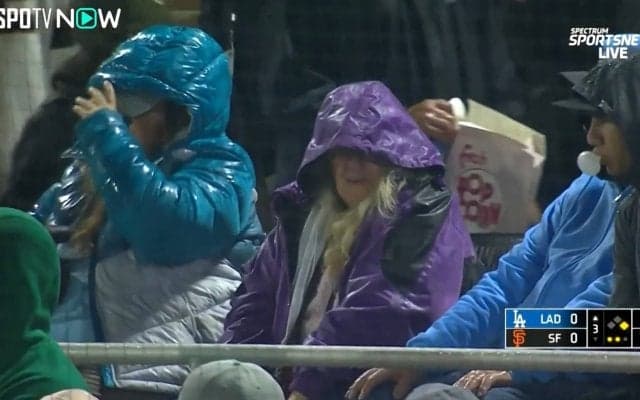 さすがにかわいそう…大谷翔平の少年ファン“がっかり” 欠場、大雨に“しょんぼり”退散の後ろ姿が切ない瞬間 大人たちもゾロゾロと