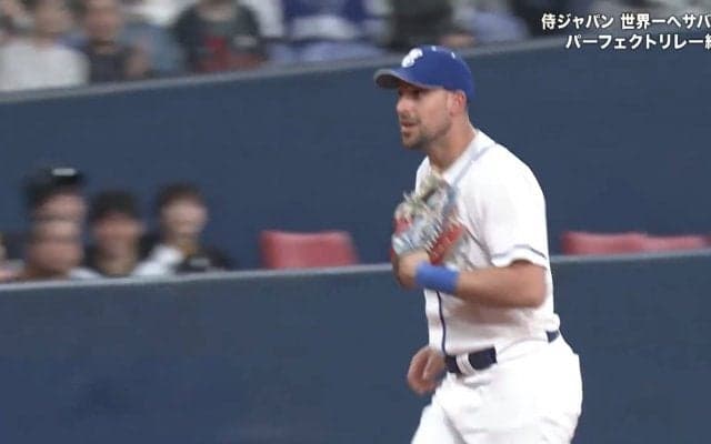 ボールは捕る！バットは避ける！欧州代表が見せた抜群反応に球場どよめき＆歓声