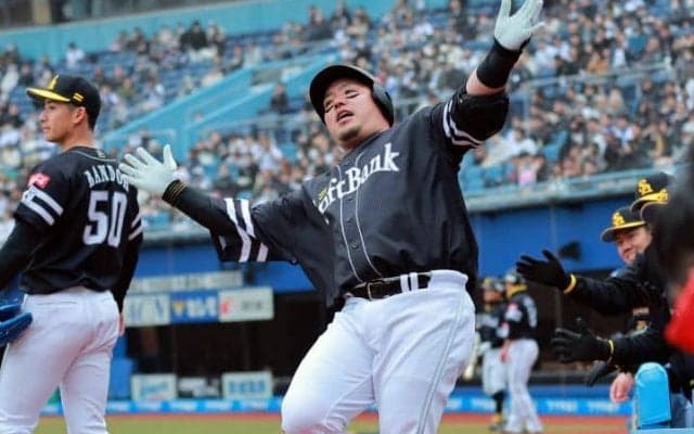 本塁打王3度の実力は錆びつかず　ソフトバンク・山川穂高がロッテ開幕投手の小島から豪快な一発