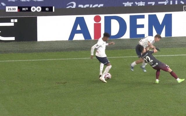 もはや交通事故、衝撃の正面衝突の瞬間！神戸・佐々木大樹 vs 柏・サヴィオ、トップスピードでのぶつかり合い→ダブルノックアウトに「怪我だけはやめて」ファン悲痛